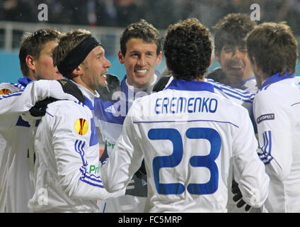 Kiev, UKRAINE - 24 février : FC Dynamo Kiev joueurs célébrer après avoir marqué un but contre Besiktas pendant leur match de Ligue Europa de l'UEFA le 24 février 2011 à Kiev, Ukraine Banque D'Images