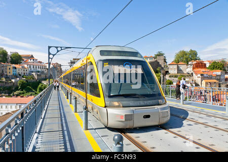 Train léger sur rail de Metro do Porto, partie du système de transport public de la ville de Porto Banque D'Images
