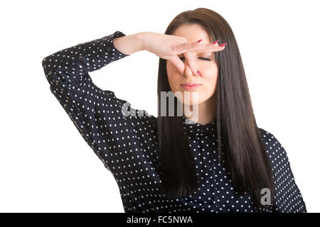 Femme couvrant son nez avec sa main, isolé dans un fond blanc Banque D'Images