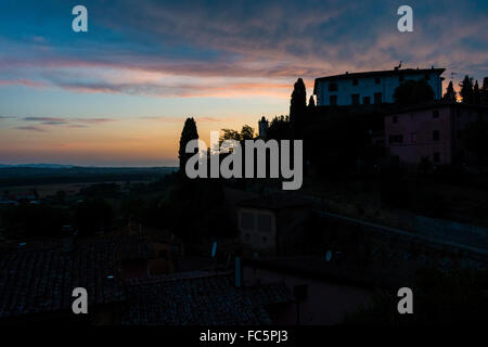 Grande et de soleil colorés vu du haut de Syrah, un petit village de Toscane à environ une heure de Sienne et Florence. Banque D'Images