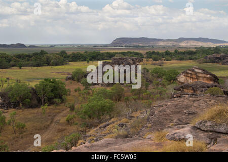 Des affleurements rocheux dans un mélange de savane et de forêts sclérophylles sèches de l'habitat, le Parc National de Kakadu, Australie Banque D'Images