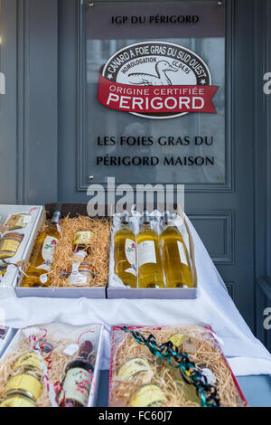 Affichage des produits du terroir, foie gras, vin, Brantome, village de Dordogne, France Banque D'Images