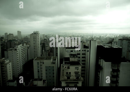 Au cours de la pollution l'horizon de Sao Paulo Banque D'Images