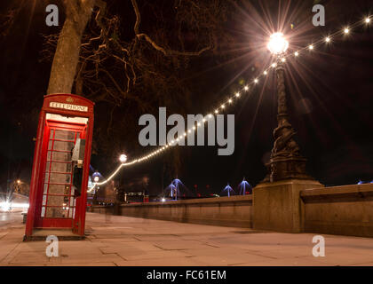 Boîte de téléphone rouge traditionnel anglais à Londres Banque D'Images