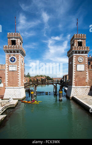 Des kayaks à la navigation entrée de Arsenal, Venise, Italie Banque D'Images