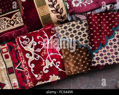 Haut Vue d'angle de tapis persans sur l'affichage à Dubai Souk. Banque D'Images