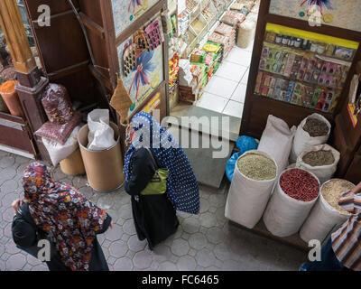 Vue de dessus de commerçants et clients dans Dubai souk aux épices. Banque D'Images