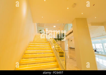 Dans le cas d'escalier intérieur de l'hôtel moderne Banque D'Images