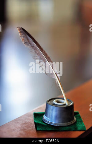Une plume et encre et du milieu du xixe siècle repose sur un bureau dans la chambre Chambre de la Old State Capitol Building. Springfield, Illinois, USA. Banque D'Images