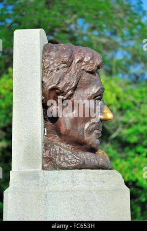 Un grand buste statue au lieu du dernier repos d'Abraham Lincoln à tombe de Lincoln. Les touristes ont frotté le nez à un éclat. Springfield, Illinois, USA. Banque D'Images