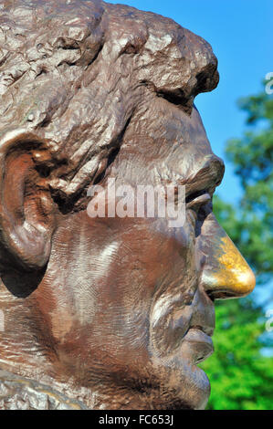 Springfield, Illinois, USA. Un grand buste statue au lieu du dernier repos d'Abraham Lincoln à tombe de Lincoln. Les touristes ont frotté le nez à un éclat. Banque D'Images