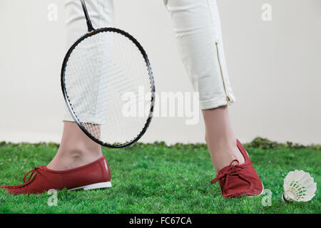 Les jambes de la femme et de raquette de Badminton Banque D'Images