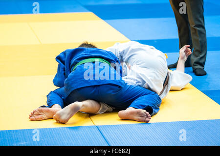 Les jeunes impliqués dans le Judo Banque D'Images