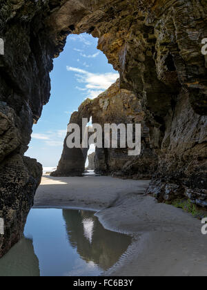 Il a été déclaré Monument naturel, il a le nom touristique de Praia de Augas Santas 'Plage des eaux saintes". Banque D'Images