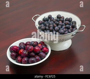 Les prunes sur la plaque Banque D'Images