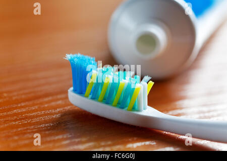 Brosse à dents et du dentifrice closeup Banque D'Images