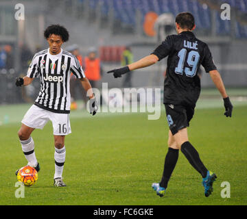 Stade Olimpico, Rome, Italie. 20 Jan, 2016. Coupe d'Italie de football. SS Lazio contre la Juventus de quart de finale. Juan Miguel, Senad Lulic prend sur l'Action : Crédit Plus Sport/Alamy Live News Banque D'Images