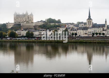 Chateau de Saumur et ville, Saumur, Loire Valley, France, dans la nuit Banque D'Images