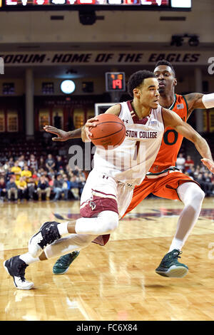 Chestnut Hill, Massachusetts, USA. Le 20 janvier, 2016. Boston College Eagles guard Jerome Robinson (1) disques durs pour le net avec Miami (FL) Ouragans guard Sheldon McClellan (10) dans la recherche au cours de la deuxième moitié de la NCAA men's basketball game entre les ouragans à Miami et le Boston College Eagles à Conte Forum, Chestnut Hill, Massachusetts Miami bat Boston 67-53. Credit : Cal Sport Media/Alamy Live News Banque D'Images