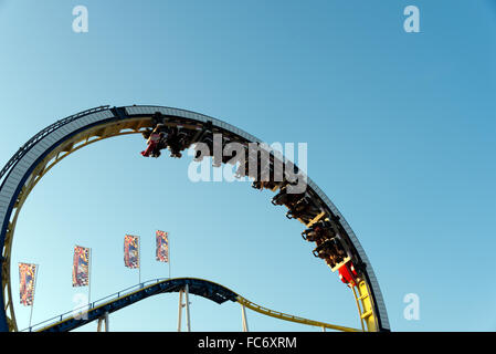 Rollercoaster avec looping Banque D'Images