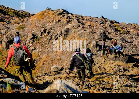 Personnes marchant sur le bord de la caldeira du volcan du mont Lekotolok, sur l'île de Lembata, à Nusa Tenggara est, en Indonésie. Banque D'Images