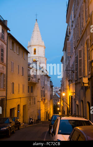Une rue étroite et de l'église au crépuscule dans le panier près de Marseille, France. Banque D'Images