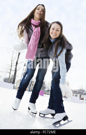 Deux jeunes femmes sur patinoire Banque D'Images