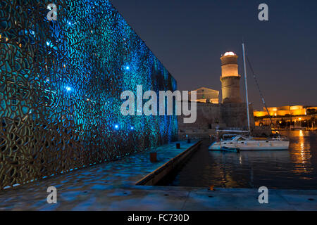 Le MUCEM museum et Fort Saint-Jean le soir dans le Vieux-Port, ou Vieux Port, de Marseille, France. Banque D'Images