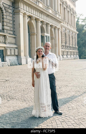 Caucasian couple hugging outdoors Banque D'Images