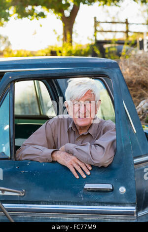 Older Caucasian man sitting in truck Banque D'Images