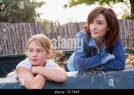 Mother and Daughter sitting in truck bed Banque D'Images