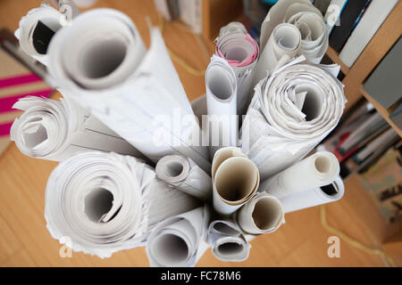 Rouleaux de plans dans panier Banque D'Images