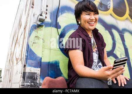 Asian woman using cell phone Banque D'Images