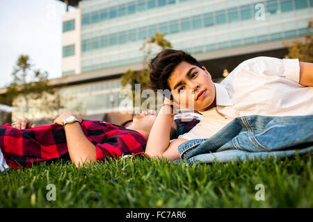 Les amis laying in grass Banque D'Images