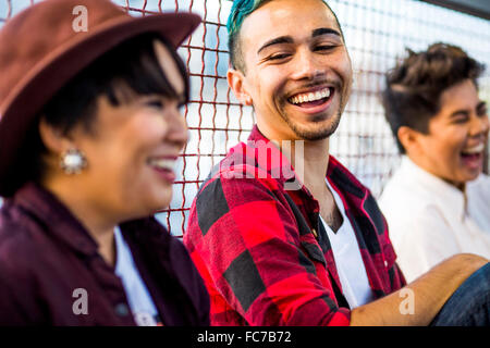 Friends laughing outdoors Banque D'Images