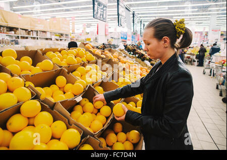 Caucasian woman shopping in grocery store Banque D'Images