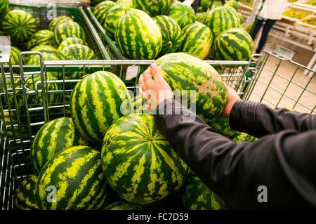 Caucasian woman shopping in grocery store Banque D'Images