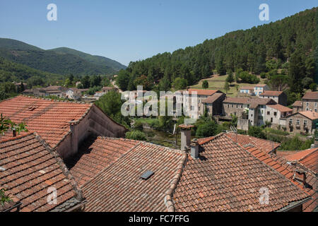 Vue aérienne de toits dans village rural Banque D'Images