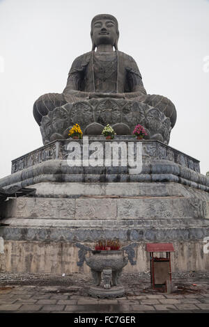 Low angle view of stone Buddha statue Banque D'Images