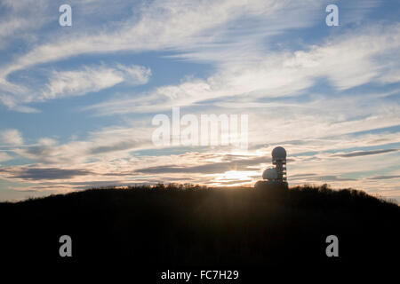 Silo sur colline rural sous ciel nuageux Banque D'Images