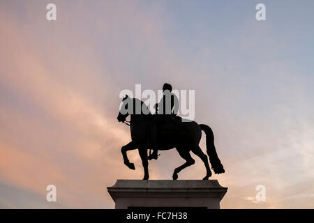 Silhouette de cheval et le cavalier statue sous Ciel de coucher du soleil Banque D'Images