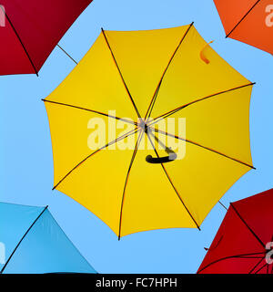 Des parasols sur une rue commerçante en Croatie Banque D'Images