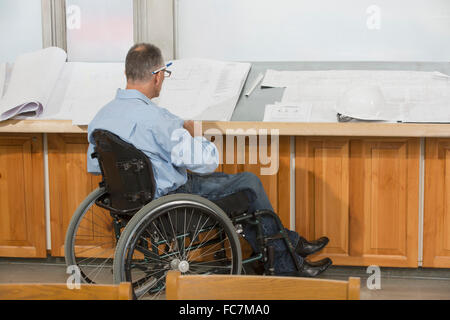 Portrait architecte en fauteuil roulant talking in office Banque D'Images