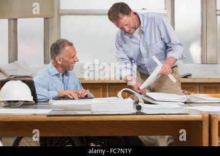 Young architects working in office Banque D'Images