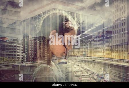 Double Exposure of mixed race girl et occupé cityscape Banque D'Images