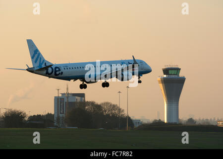 Flybe Embraer ERJ-195 à l'atterrissage à l'aéroport de Birmingham, au crépuscule, UK Banque D'Images