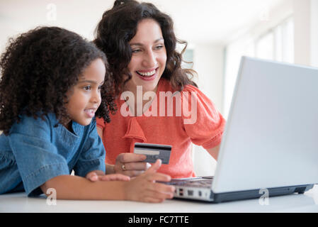 Mère et fille shopping online Banque D'Images