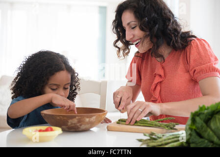 Mère et fille hacher les légumes Banque D'Images