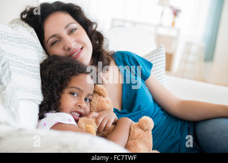 Mother and Daughter sitting on sofa Banque D'Images