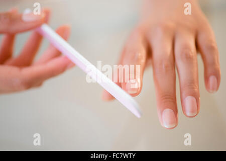 Close up of Hispanic woman filing her nails Banque D'Images